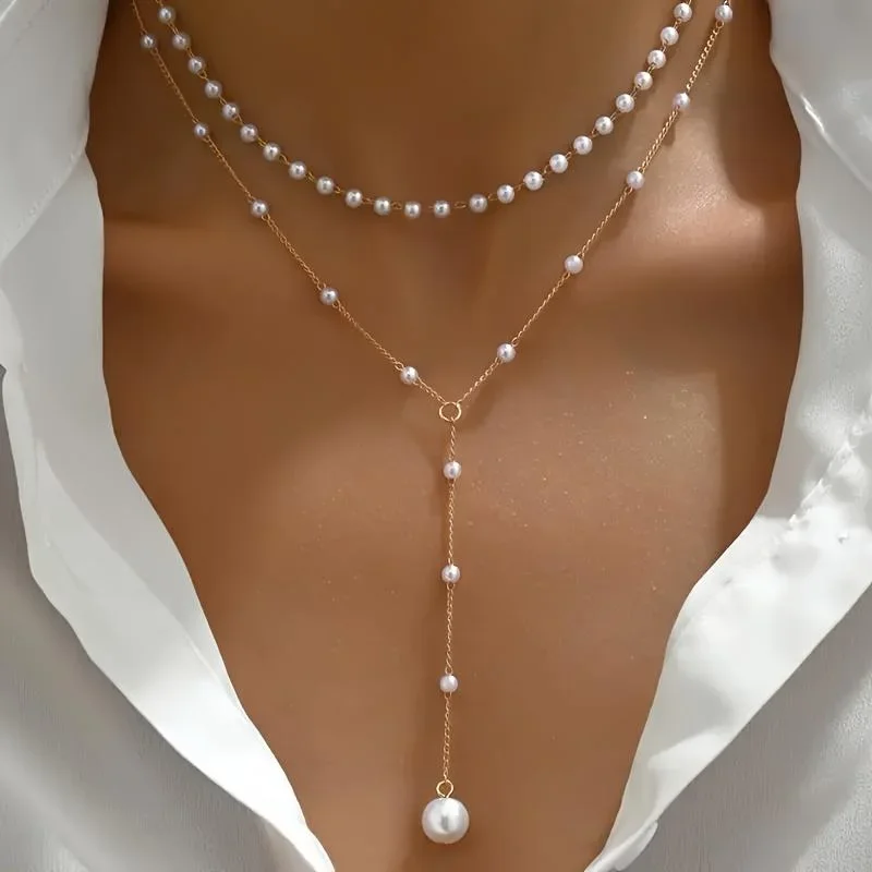 Collier élégant en Y superposé avec accents de fausses perles et pendentif pompon