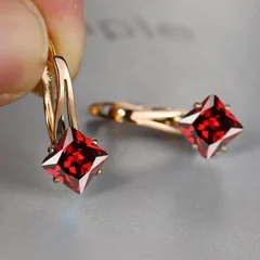 Brincos de Noivado com Pedra Azul-Água de Corte Diamante na Cor Dourada-13