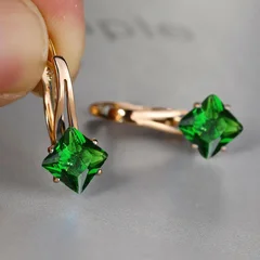 Brincos de Noivado com Pedra Azul-Água de Corte Diamante na Cor Dourada-15