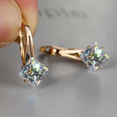 Brincos de Noivado com Pedra Azul-Água de Corte Diamante na Cor Dourada-11