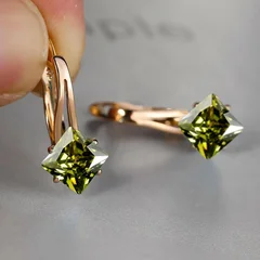 Brincos de Noivado com Pedra Azul-Água de Corte Diamante na Cor Dourada-24