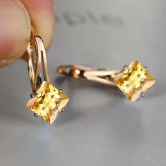 Brincos de Noivado com Pedra Azul-Água de Corte Diamante na Cor Dourada-17